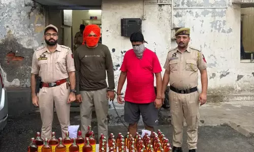 Kathua: शराब तस्करों पर पुलिस का शिकंजा, 62 बोतल अवैध शराब बरामद Kathua: शराब तस्करों पर पुलिस का शिकंजा, 62 बोतल अवैध शराब बरामद