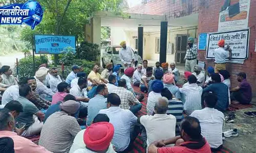 Punjab में कर्मचारियों की नाराजगी से सरकार घिरी Punjab में कर्मचारियों की नाराजगी से सरकार घिरी