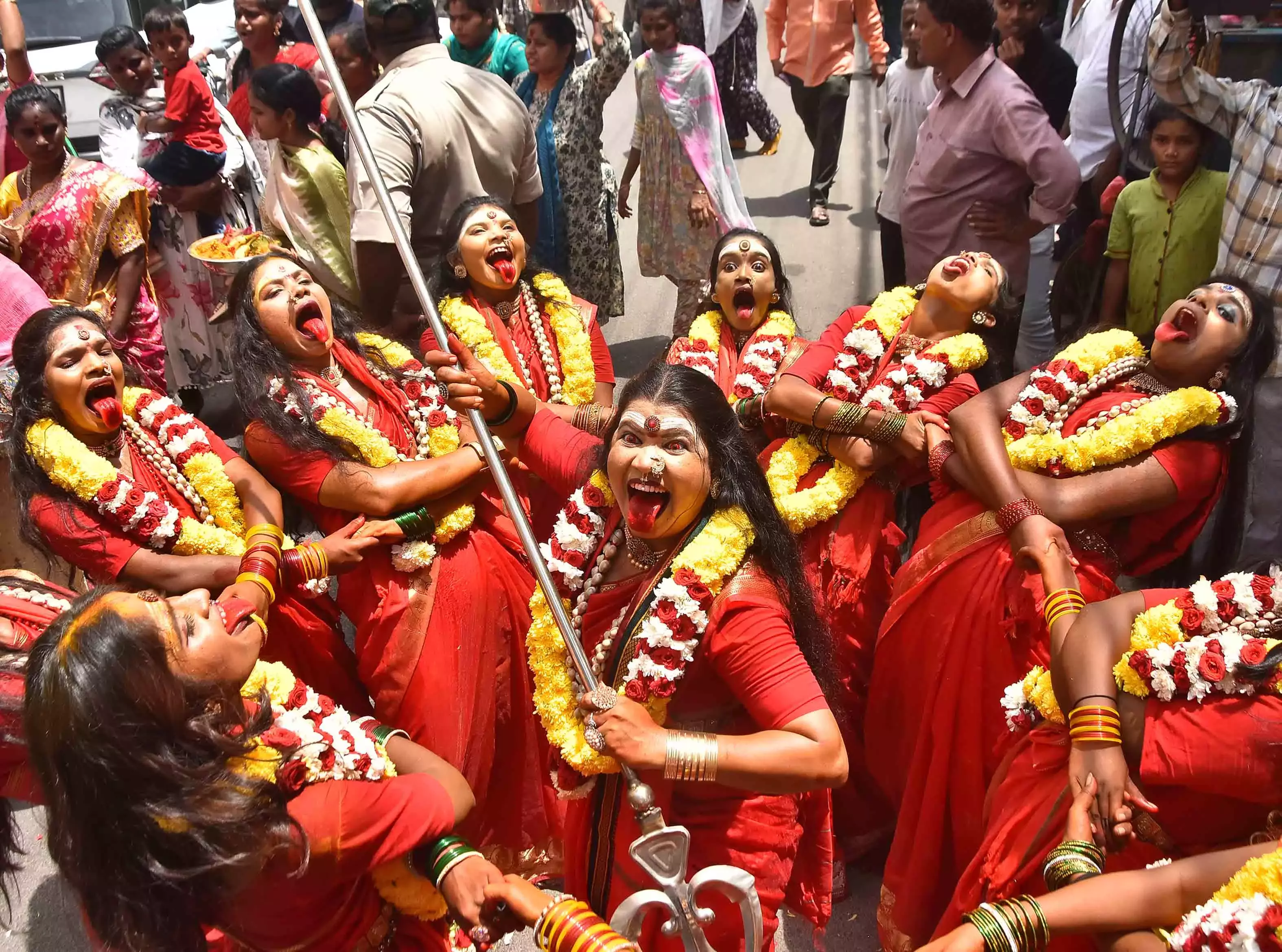 Telangana ने विजयवाड़ा में कनक दुर्गा को बंगारू बोनम की पेशकश की