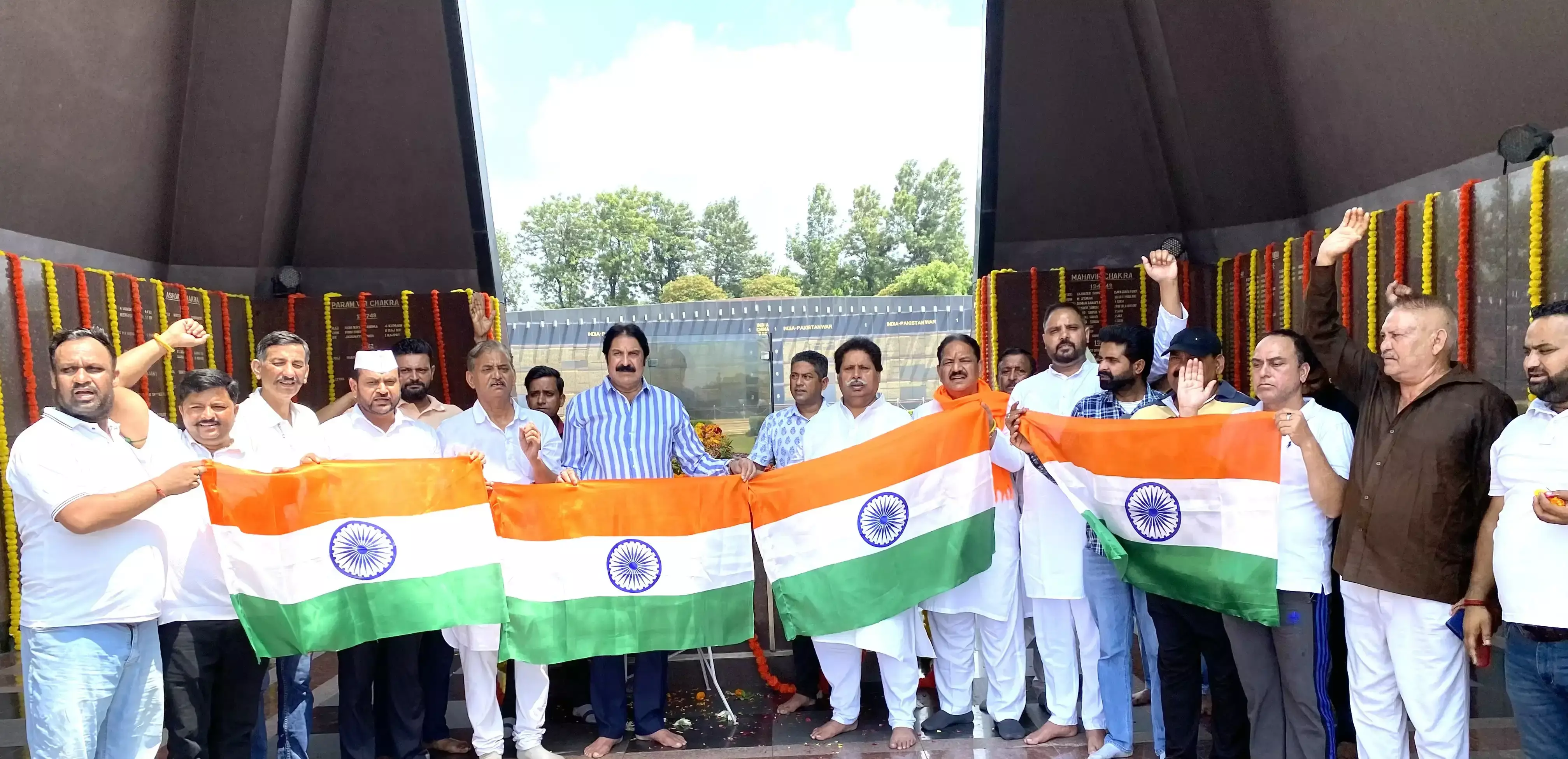 Jammu: कारगिल विजय दिवस पर बलिदान स्तंभ पहुंचकर नेताओं ने दी श्रद्धांजलि