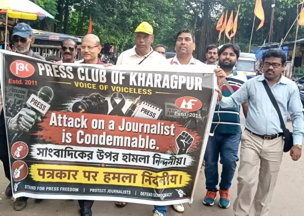 Kharagpur: कोलकाता हमले के खिलाफ खड़गपुर में पत्रकारों के समर्थन में प्रदर्शन Kharagpur: कोलकाता हमले के खिलाफ खड़गपुर में पत्रकारों के समर्थन में प्रदर्शन