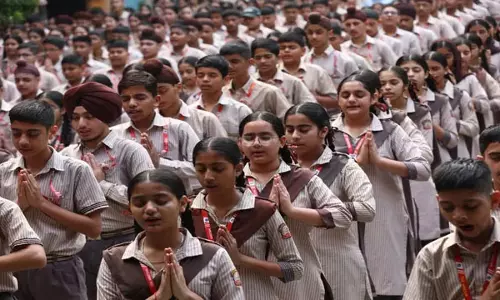 गर्मी की छुट्टियों के बाद जम्मू-कश्मीर में फिर गूंजे स्कूल, पहले दिन बच्चों में दिखा उत्साह गर्मी की छुट्टियों के बाद जम्मू-कश्मीर में फिर गूंजे स्कूल, पहले दिन बच्चों में दिखा उत्साह