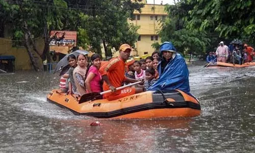 गुजरात: भारी बारिश से वनितलाव का संपर्क टूटा, लोगों को सुरक्षित निकालने में जुटा प्रशासन गुजरात: भारी बारिश से वनितलाव का संपर्क टूटा, लोगों को सुरक्षित निकालने में जुटा प्रशासन