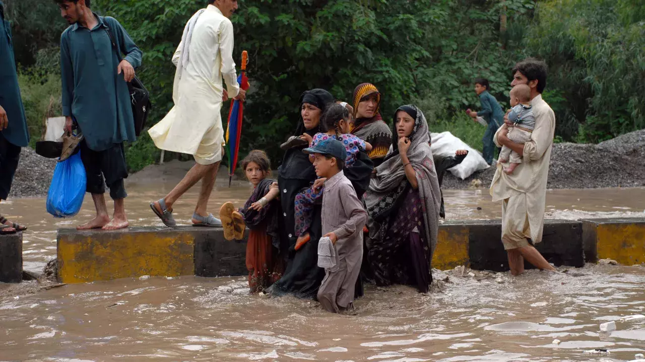 NDMA: पाकिस्तान में मानसून से मरने वालों की संख्या 100 के पार