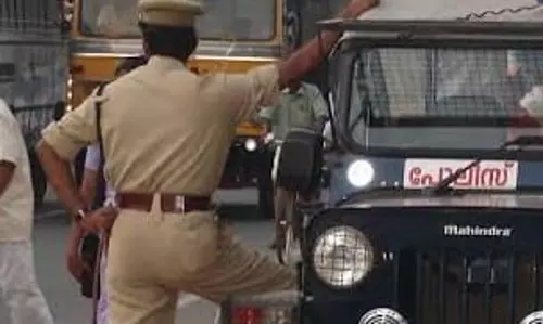 केरल: वडकारा की दो महिला शिक्षिकाओं के ड्रग रैकेट मामले की जांच तेज, बड़े नेटवर्क की तलाश में पुलिस केरल: वडकारा की दो महिला शिक्षिकाओं के ड्रग रैकेट मामले की जांच तेज, बड़े नेटवर्क की तलाश में पुलिस