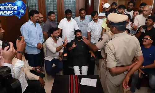 हेट स्पीच मामले में BJP MLC C.T. रवि को नोटिस देने पहुंची पुलिस, लेने से किया इनकार हेट स्पीच मामले में BJP MLC C.T. रवि को नोटिस देने पहुंची पुलिस, लेने से किया इनकार