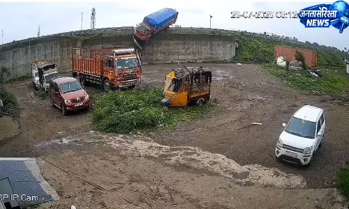 नासिक में बड़ा हादसा, फ्लाईओवर की बैरियर तोड़ नीचे गिरा ट्रक; CCTV फुटेज वायरल नासिक में बड़ा हादसा, फ्लाईओवर की बैरियर तोड़ नीचे गिरा ट्रक; CCTV फुटेज वायरल