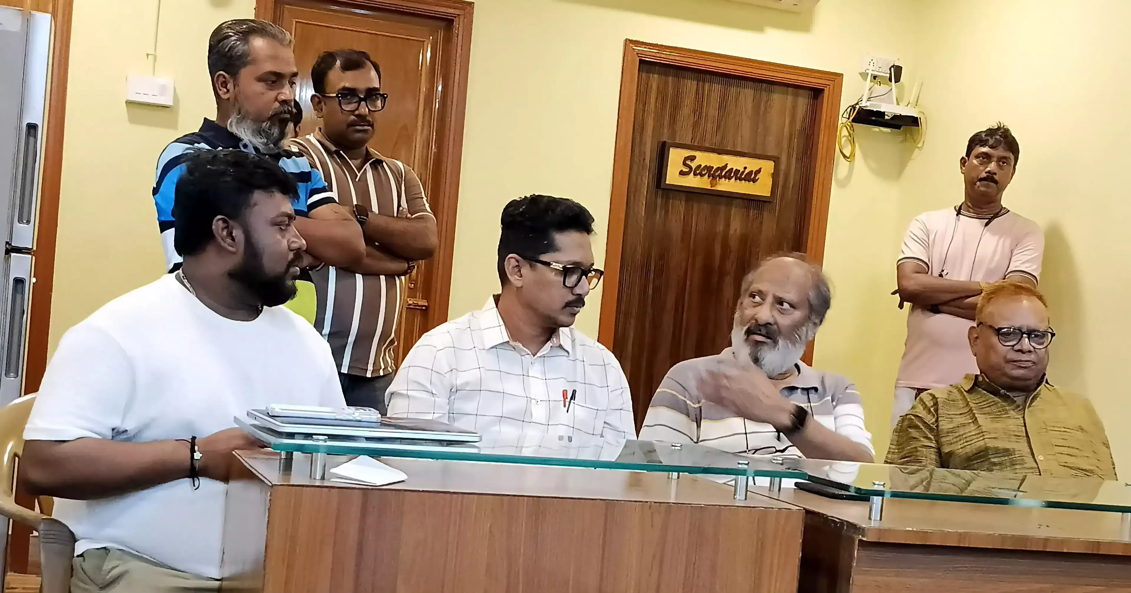 Kolkata: देशप्रिय पार्क दुर्गोत्सव को लेकर विवाद, नगर निगम पर समिति ने साधा निशाना Kolkata: देशप्रिय पार्क दुर्गोत्सव को लेकर विवाद, नगर निगम पर समिति ने साधा निशाना