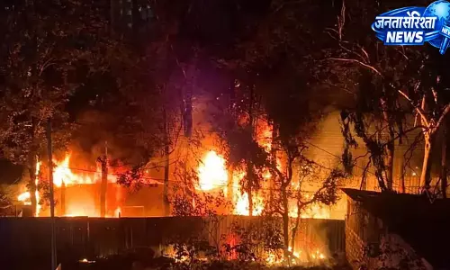 बेंगलुरु के थानिसंद्रा में कार गैराज में भीषण आग, 25 से ज्यादा वाहन जलकर खाक बेंगलुरु के थानिसंद्रा में कार गैराज में भीषण आग, 25 से ज्यादा वाहन जलकर खाक