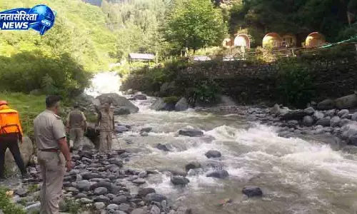 Manali में नदी के तेज बहाव में पर्यटक बहा