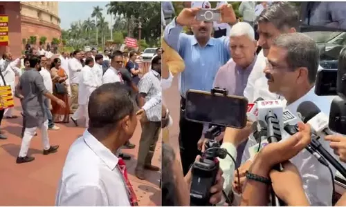 New Delhi: संसद में धर्मेंद्र प्रधान के स्वागत का खास अंदाज, NDA सांसदों ने किया अभिनंदन New Delhi: संसद में धर्मेंद्र प्रधान के स्वागत का खास अंदाज, NDA सांसदों ने किया अभिनंदन