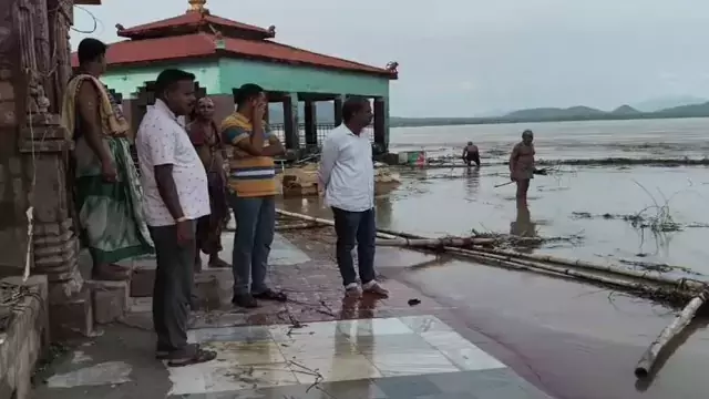 इस साल दूसरी बार बाढ़ का पानी माँ भट्टारिका मंदिर परिसर तक पहुँचा इस साल दूसरी बार बाढ़ का पानी माँ भट्टारिका मंदिर परिसर तक पहुँचा