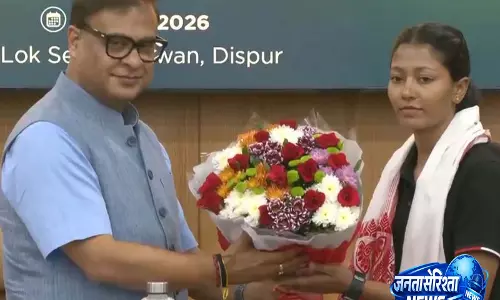 CM सरमा ने असम की पहली महिला एवरेस्ट पर्वतारोही रूपमोनी गोरह को किया सम्मानित CM सरमा ने असम की पहली महिला एवरेस्ट पर्वतारोही रूपमोनी गोरह को किया सम्मानित