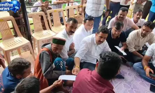 बोह के आपदा प्रभावितों से मिले मंत्री विक्रमादित्य सिंह बोह के आपदा प्रभावितों से मिले मंत्री विक्रमादित्य सिंह