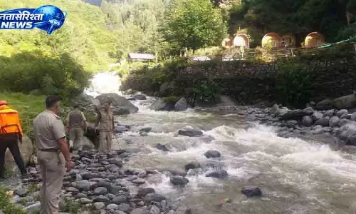 Manali में नदी के तेज बहाव में पर्यटक बहा