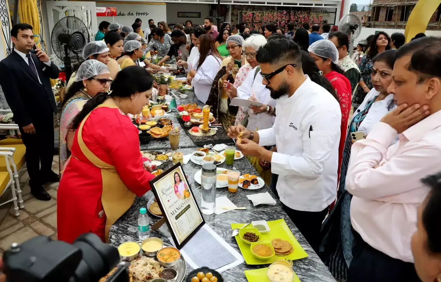 Dehradun: मैंगो फेस्ट में महिलाओं का अनोखा कारनामा, अचार बनाकर बनाया रिकॉर्ड