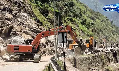 भूस्खलन से Jammu-Srinagar हाईवे 12 घंटे बंद