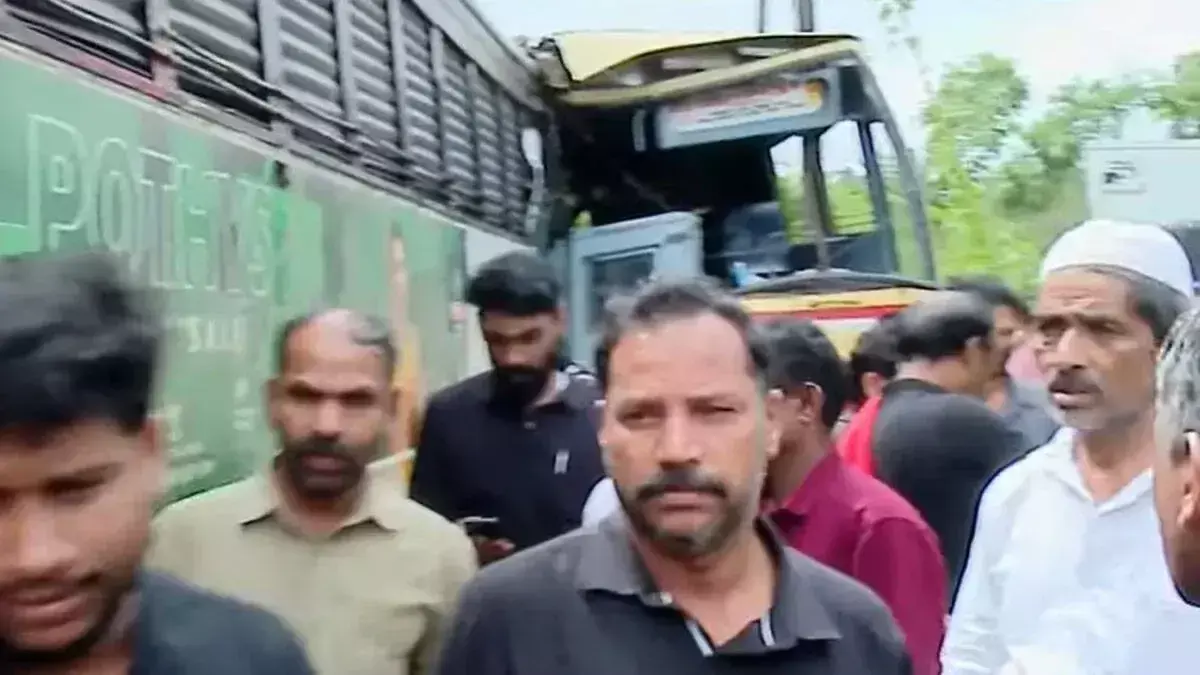 प्रियदर्शनी-फास्ट पैसेंजर बसों की टक्कर में कई लोग घायल हो गए