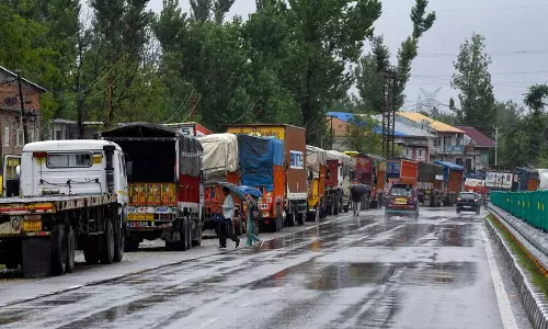 Banihal: जम्मू-श्रीनगर राष्ट्रीय राजमार्ग पर संकट, भूस्खलन से यातायात बाधित