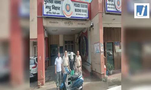 मोबाइल स्नैचिंग के कुछ घंटों के भीतर आरोपी गिरफ्तार, चोरी की स्कूटी और तीन मोबाइल बरामद