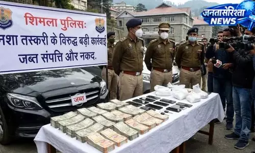 लग्जरी कार और कैश समेत पुलिस की बड़ी कार्रवाई