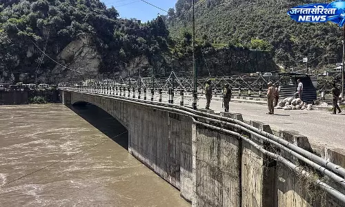 लैंडस्लाइड से जम्मू-श्रीनगर नेशनल हाईवे बंद, 1700 से ज्यादा ट्रक फंसे लैंडस्लाइड से जम्मू-श्रीनगर नेशनल हाईवे बंद, 1700 से ज्यादा ट्रक फंसे