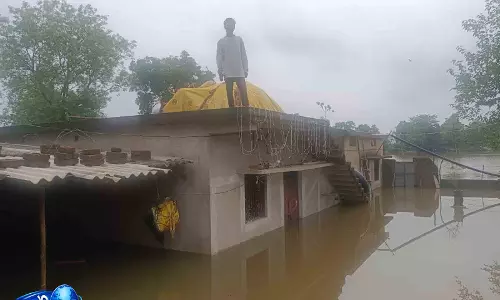Balangir बाढ़ के चलते लोगों को सुरक्षित स्थानों पर पहुंचाया Balangir बाढ़ के चलते लोगों को सुरक्षित स्थानों पर पहुंचाया