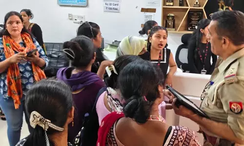 सर्टिफिकेट की मांग को लेकर सड़क पर उतरीं छात्राएं, पुलिस ने शुरू की जांच सर्टिफिकेट की मांग को लेकर सड़क पर उतरीं छात्राएं, पुलिस ने शुरू की जांच