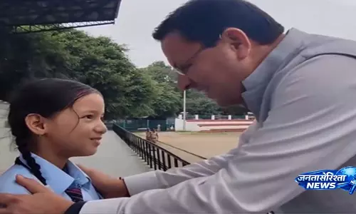 सीएम धामी ने छात्रा को दी चॉकलेट, मासूम मुस्कान का वीडियो वायरल