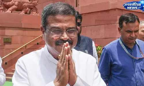 NEET विवाद के बीच धर्मेंद्र प्रधान का संसद परिसर में स्वागत, विपक्ष ने लगाए नारे NEET विवाद के बीच धर्मेंद्र प्रधान का संसद परिसर में स्वागत, विपक्ष ने लगाए नारे