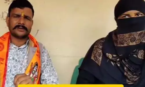 ट्रिपल तलाक का आरोप, मदद की गुहार लेकर हिंदू नेता के पास पहुंची मुस्लिम महिला ट्रिपल तलाक का आरोप, मदद की गुहार लेकर हिंदू नेता के पास पहुंची मुस्लिम महिला