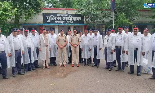 एसपी की पहल, 130 से अधिक जवानों को पारदर्शी रेनकोट वितरित एसपी की पहल, 130 से अधिक जवानों को पारदर्शी रेनकोट वितरित