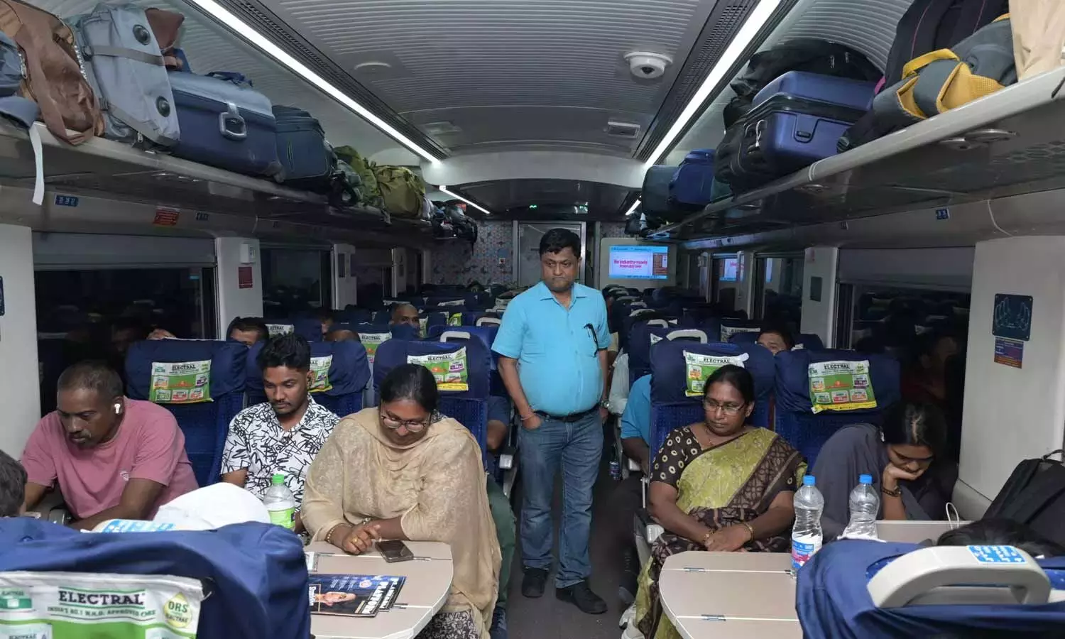 DRM ने वंदे भारत एक्सप्रेस का निरीक्षण कर यात्री सुविधाओं का लिया जायजा DRM ने वंदे भारत एक्सप्रेस का निरीक्षण कर यात्री सुविधाओं का लिया जायजा