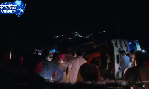 बाबा बालक नाथ के दर्शन कर लौट रहे श्रद्धालुओं की बस पलटी, एक की मौत बाबा बालक नाथ के दर्शन कर लौट रहे श्रद्धालुओं की बस पलटी, एक की मौत