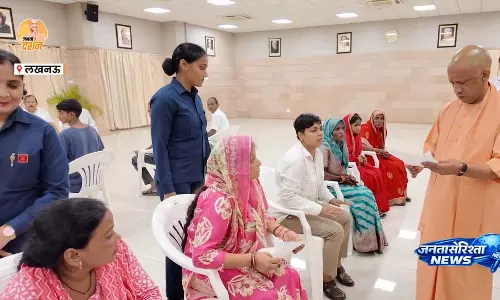 जनता दर्शन में सीएम योगी ने सुनीं लोगों की समस्याएं, अधिकारियों को दिए त्वरित समाधान के निर्देश जनता दर्शन में सीएम योगी ने सुनीं लोगों की समस्याएं, अधिकारियों को दिए त्वरित समाधान के निर्देश