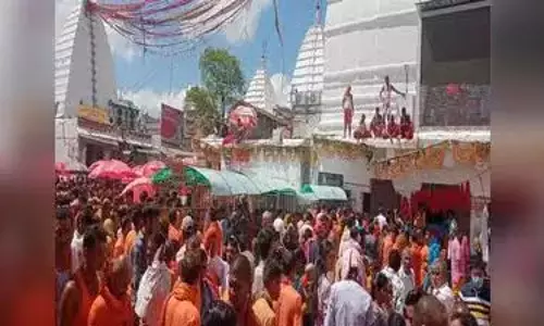 देवघर में सावन मेला: क्या इस साल श्रद्धालु कर सकेंगे शिवलिंग का स्पर्श?