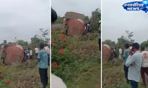 शिवपुरी में डीजल टैंकर पलटा, चालक गंभीर घायल; ईंधन लेने उमड़े ग्रामीण शिवपुरी में डीजल टैंकर पलटा, चालक गंभीर घायल; ईंधन लेने उमड़े ग्रामीण