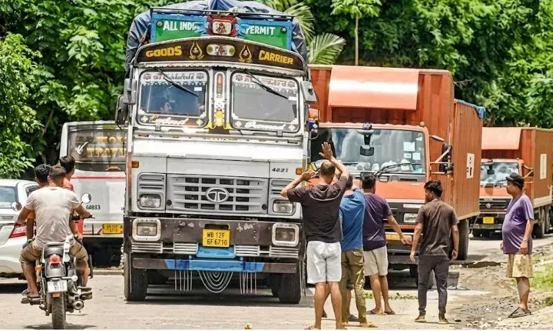 मणिपुर संकट: जिरीबाम-जिरीघाट के बीच फंसे 1,000 ट्रक मणिपुर संकट: जिरीबाम-जिरीघाट के बीच फंसे 1,000 ट्रक
