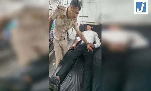मोटरसाइकिल चलाते समय बेहोश हुए वकील को पुलिस ने बचाया मोटरसाइकिल चलाते समय बेहोश हुए वकील को पुलिस ने बचाया