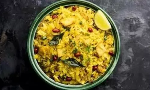 सुबह के नाश्ते के लिए झटपट बनाएं ट्रेडिशनल इंदौरी पोहा सुबह के नाश्ते के लिए झटपट बनाएं ट्रेडिशनल इंदौरी पोहा