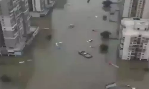 सूरत में भारी बारिश से हालात बिगड़े, कई इलाकों में 3 से 4 फीट तक पानी भरा, सैकड़ों वाहन खराब सूरत में भारी बारिश से हालात बिगड़े, कई इलाकों में 3 से 4 फीट तक पानी भरा, सैकड़ों वाहन खराब