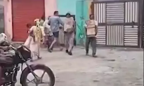 जाजपुर में नई शराब दुकान का विरोध हिंसक, चंडीखोल में तोड़फोड़ के बाद लाखों की शराब लूट ले गए लोग जाजपुर में नई शराब दुकान का विरोध हिंसक, चंडीखोल में तोड़फोड़ के बाद लाखों की शराब लूट ले गए लोग
