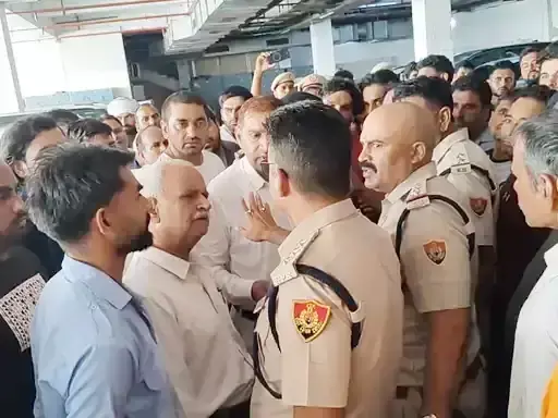 Faridabad: पुलिस प्रताड़ना के आरोपों के बीच व्यक्ति ने की आत्महत्या, फरीदाबाद में प्रदर्शन Faridabad: पुलिस प्रताड़ना के आरोपों के बीच व्यक्ति ने की आत्महत्या, फरीदाबाद में प्रदर्शन