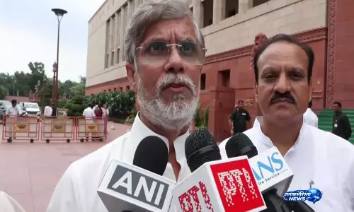 छात्रों पर पुलिस कार्रवाई को लेकर Pawan Khera का हमला, संसद में गृह मंत्री के बयान की मांग