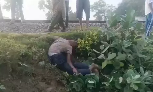 Video: रेलवे ट्रैक पर गाने सुन रहे युवक की ट्रेन से कटकर मौत