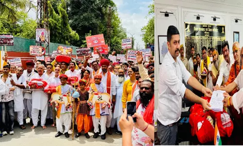 गौ-सम्मान के लिए MLA अशोक कोठारी नंगे पैर पहुंचे कलेक्ट्रेट, 3.47 लाख हस्ताक्षरों वाला सौंपा ज्ञापन