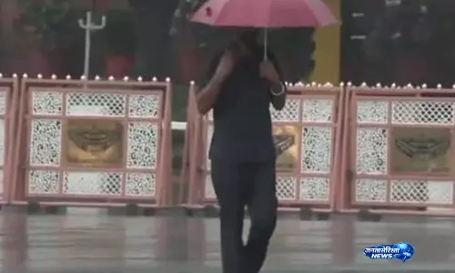 Delhi के कई इलाकों में बारिश, गर्मी और उमस भरे मौसम से मिली राहत