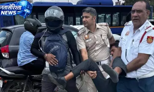 दिल्ली ITO पर हादसा, ट्रैफिक इंस्पेक्टर ने CPR देकर बचाई वकील की जान