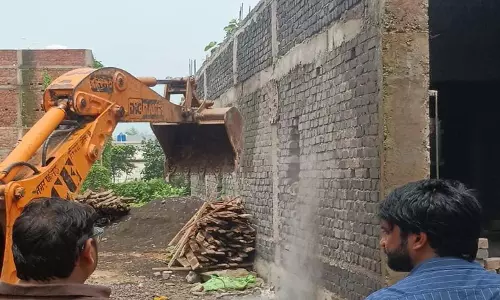 रायपुर में अवैध निर्माणों पर नगर निगम का बुलडोजर एक्शन