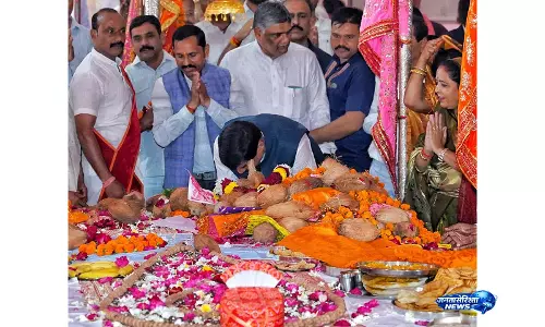 MP: CM यादव ने खंडवा के दादा दरबार मंदिर में पूजा-अर्चना की